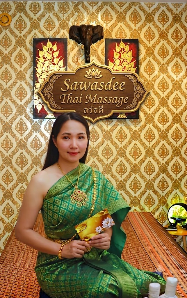 La praticienne Sawasdee en tenue thaïlandaise verte